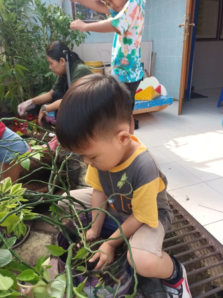 Kerja Bakti Membersihkan Lingkungan Sekolah