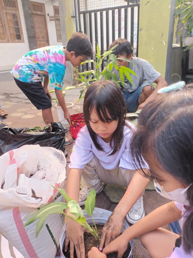 Kerja Bakti Membersihkan Lingkungan Sekolah