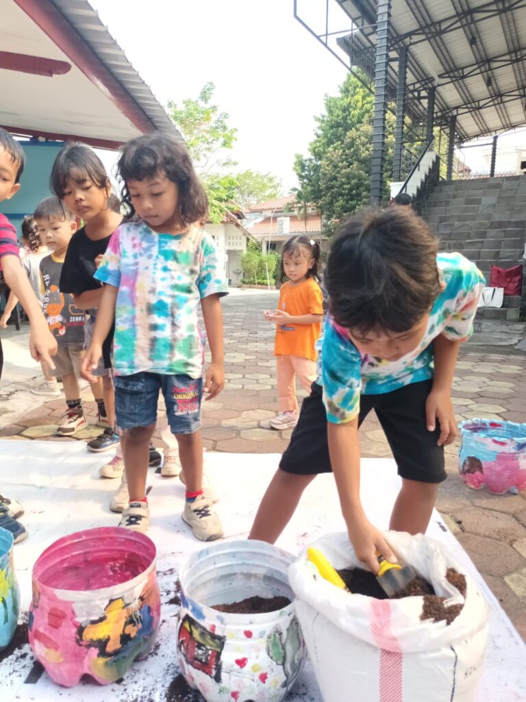 Kerja Bakti Membersihkan Lingkungan Sekolah