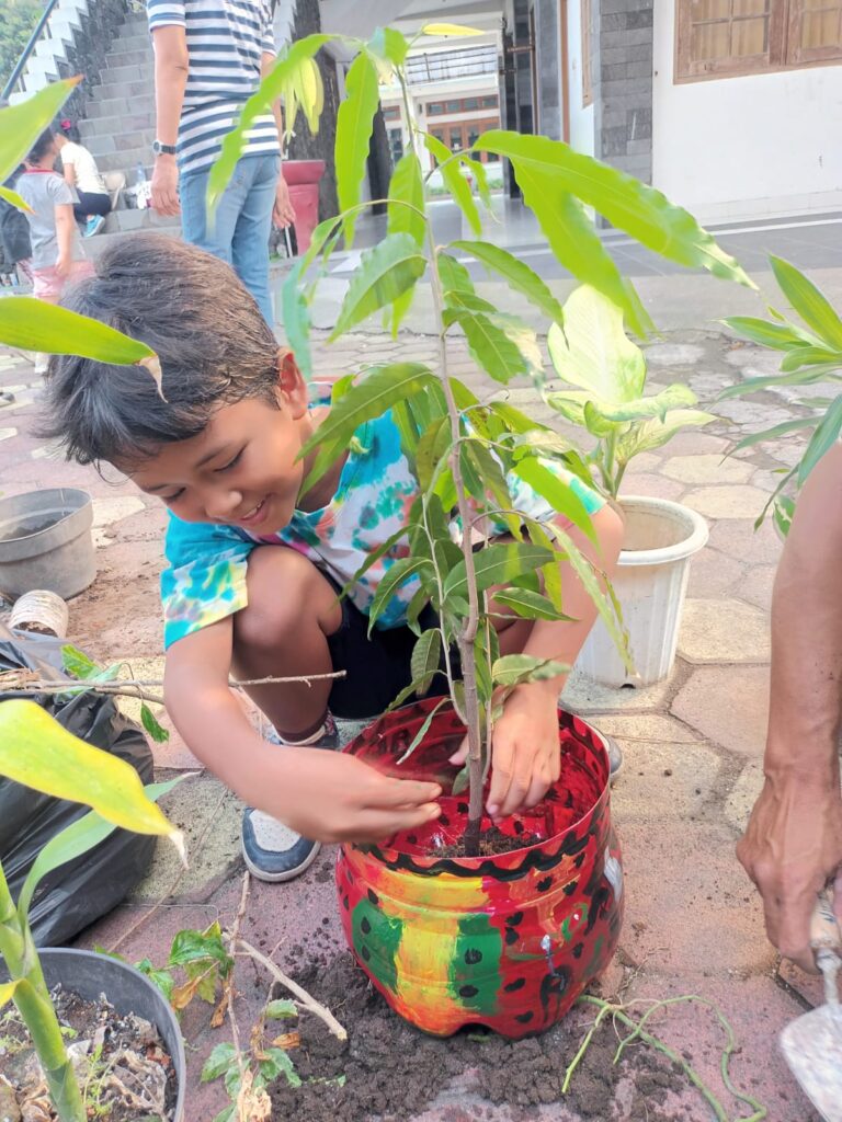 Kerja Bakti Membersihkan Lingkungan Sekolah