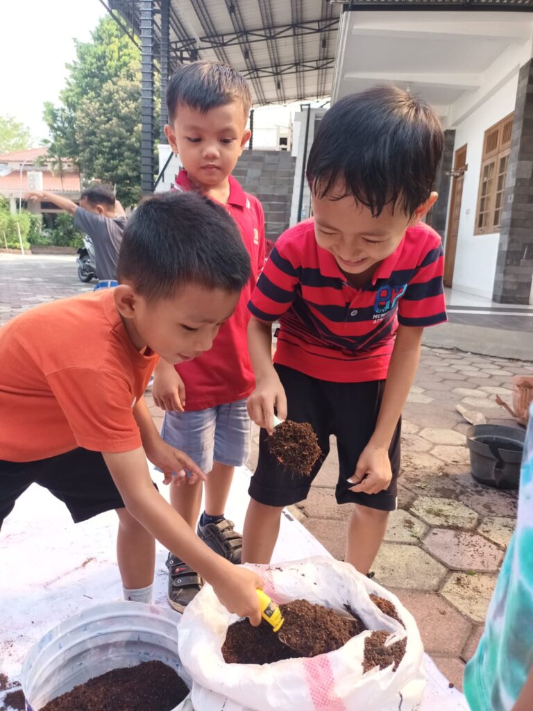 Kerja Bakti Membersihkan Lingkungan Sekolah