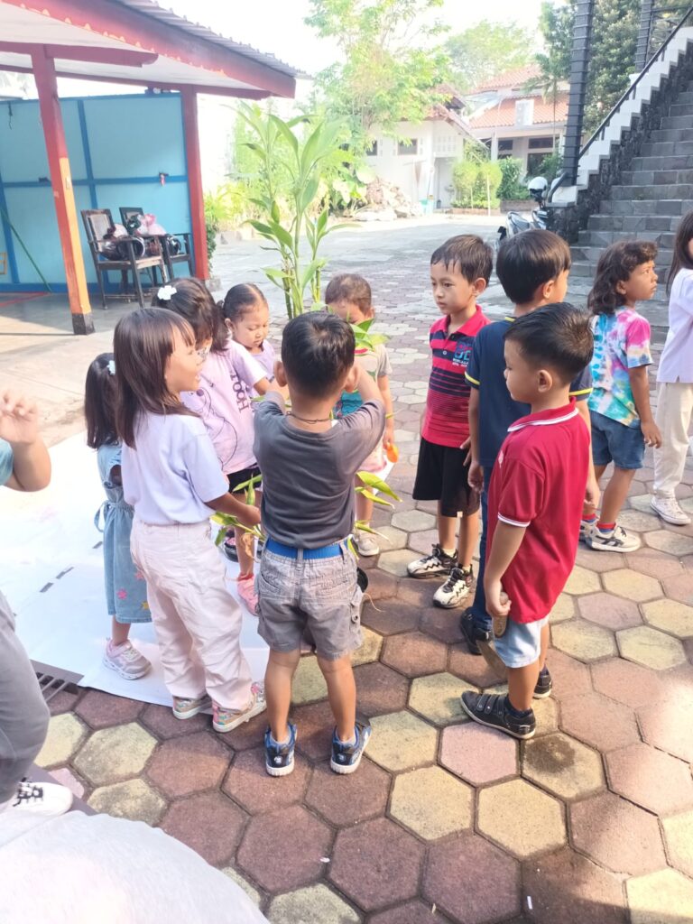 Kerja Bakti Membersihkan Lingkungan Sekolah