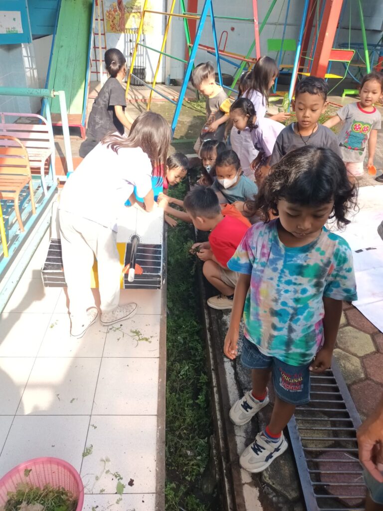 Kerja Bakti Membersihkan Lingkungan Sekolah
