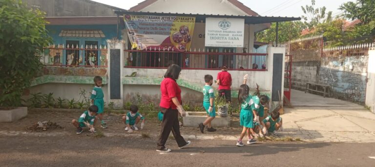 Kerja Bakti di Lingkungan Sekolah