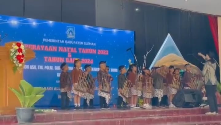 MENGISI ACARA NATALAN PEMDA SLEMAN (TK INDIRYASANA III)
