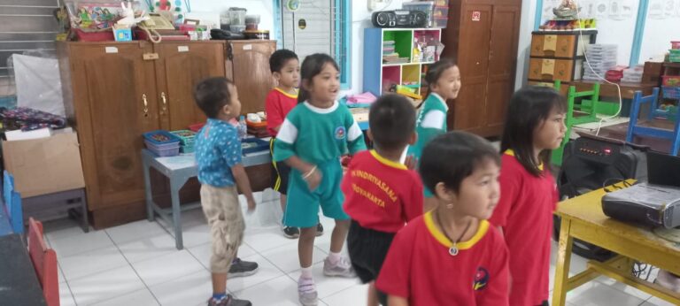 Menari Goyang Upin-Ipin